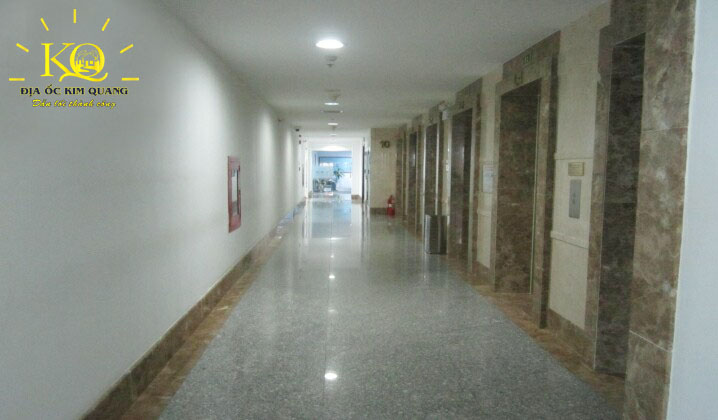 Địa ốc Kim Quang | Hình chụp hệ thống thang máy và khu vực hành lang chung bên trong tòa nhà cho thuê văn phòng quận 3 Nam Á Bank Hành lang tại Nam Á Bank