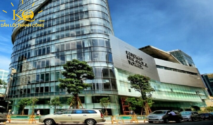 Địa ốc Kim Quang | Hình chụp phía trước toà nhà cho thuê văn phòng trọn gói Bitexco Financial Tower khuôn viên xanh mát, rộng rãi. Phía trước tòa nhà Bitexco Financial Tower