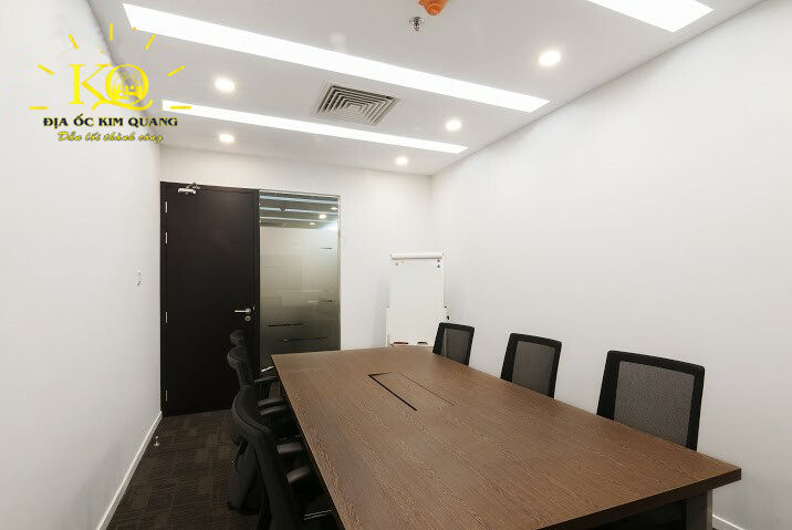 Địa ốc Kim Quang | Hình chụp phòng họp tại văn phòng trọn gói Pearl Plaza với hệ thống đèn chiếu sáng hiện đại Phòng họp tại Pearl Plaza Business Center