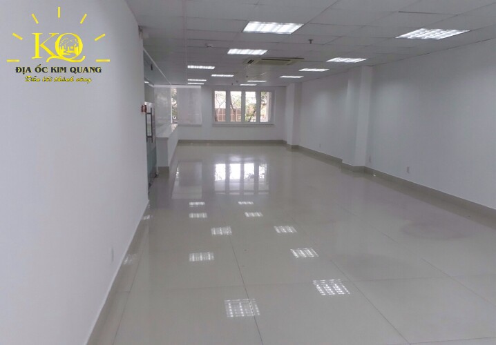 Diện tích trống bên trong Xuân Thủy Building