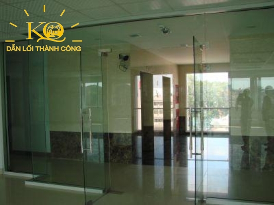 từ tầng trệt tòa nhà nhin ra từ tầng trệt tòa nhà nhìn ra