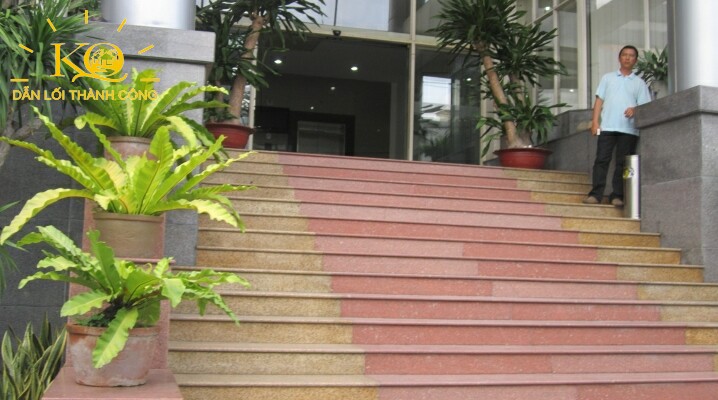 mặt trước tòa nhà