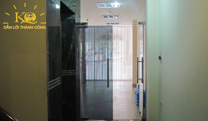 dãy hành lang nối liền văn phòng