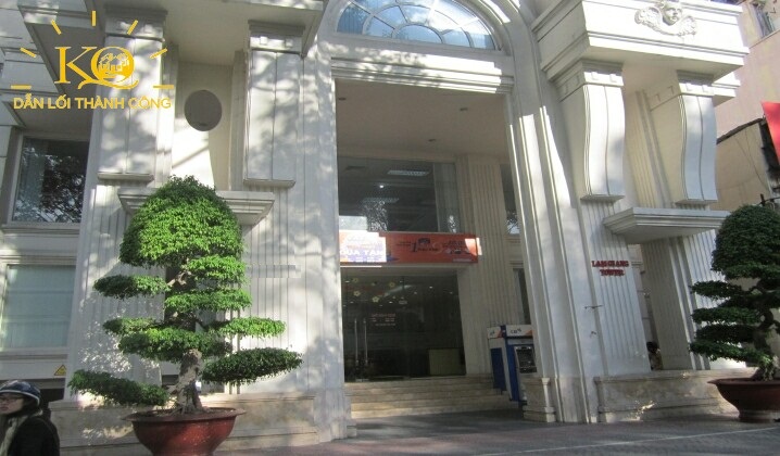 Phía trước toà nhà