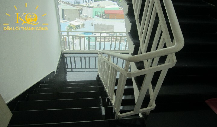 thang bộ của tòa nhà