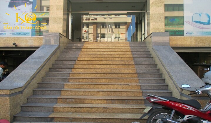 Cầu thang vào tòa nhà