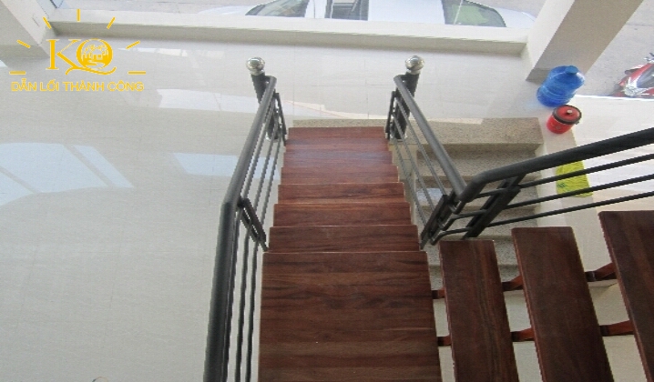 Cầu thang bộ nối từ tầng trệt lên tầng lững