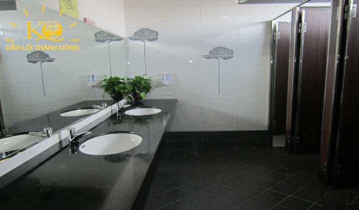 Nhà vệ sinh Phú Nhuận Tower, trang thiết bị hiện đại và sạch sẽ.