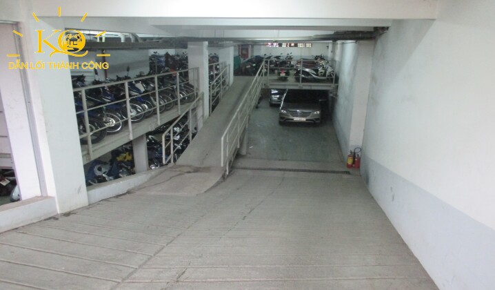 2 hầm xe bên dưới tòa nhà