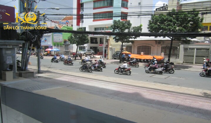 Hình chụp con đường phía trước tòa nhà Hình chụp con đường phía trước tòa nhà