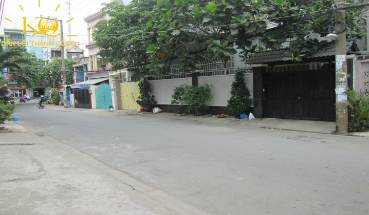 Hình chụp con đường phía trước tòa nhà