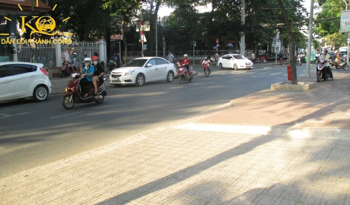 Hình chụp con đường phía trước Hyat building