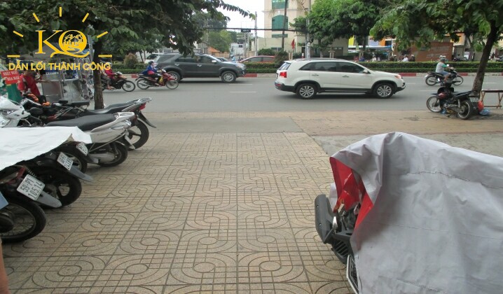 Hình chụp con đường phía trước tòa nhà