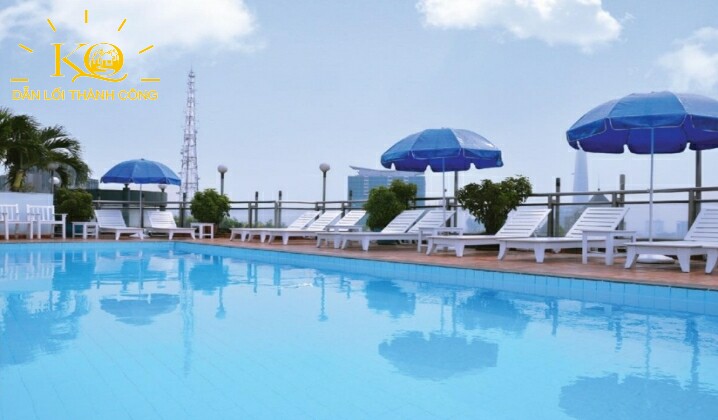 Hình chụp hồ bơi trên tầng thượng