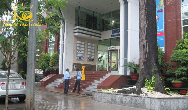 Hình chụp khuôn viên phía trước Hình chụp khuôn viên phía trước