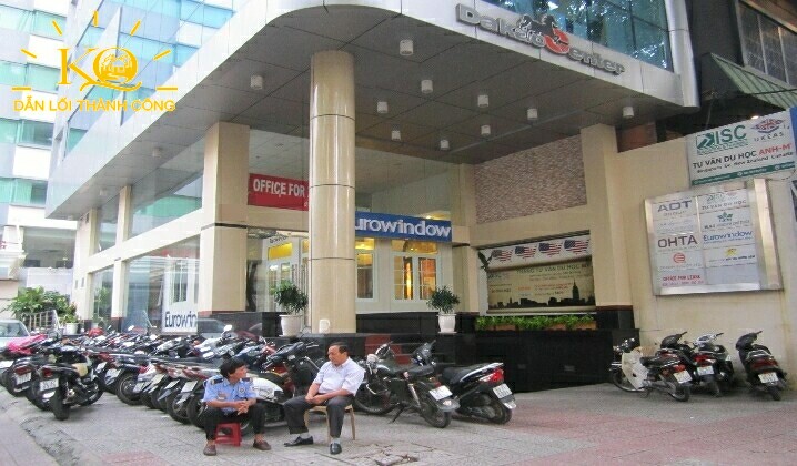 Hình chụp khuôn viên phía trước