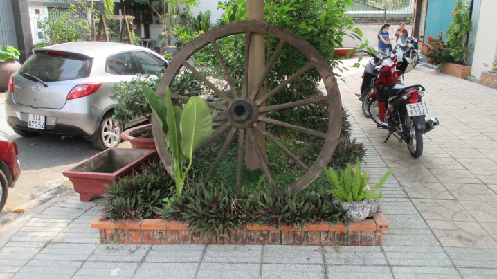 Hình chụp khuôn viên phía trước tòa nhà