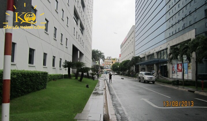 Hình chụp lối đi bên hông tòa nhà