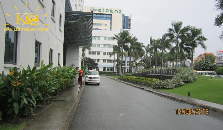 Hình chụp lối đi bên hông tòa nhà