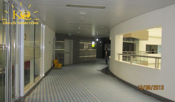 Hình chụp lối đi bên trong tòa nhà