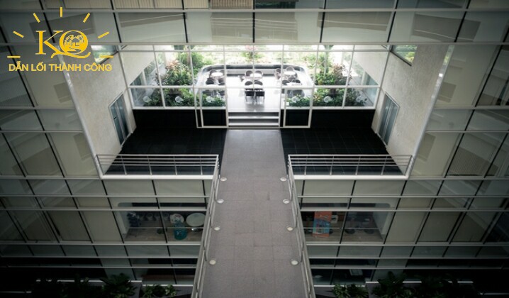 Hình chụp lối đi bên trong tòa nhà