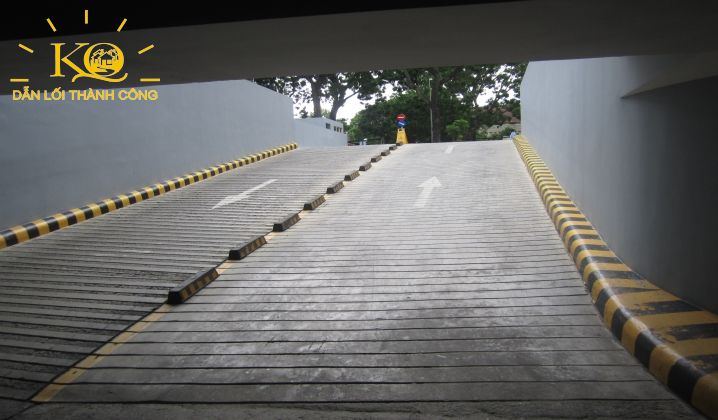 Hình chụp lối xuống hầm gửi xe