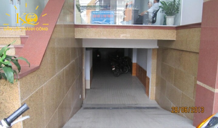 Hình chụp lối xuống hầm gửi xe