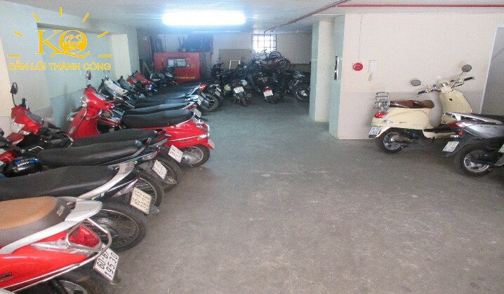 Hình chụp một góc khác của hầm gửi xe Hình chụp một góc khác của hầm gửi xe