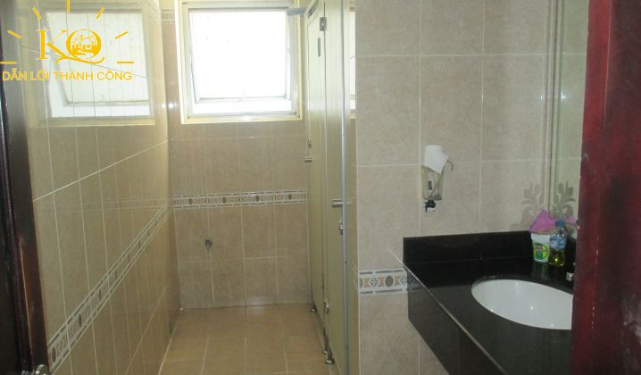 Hình chụp một góc khác của toilet