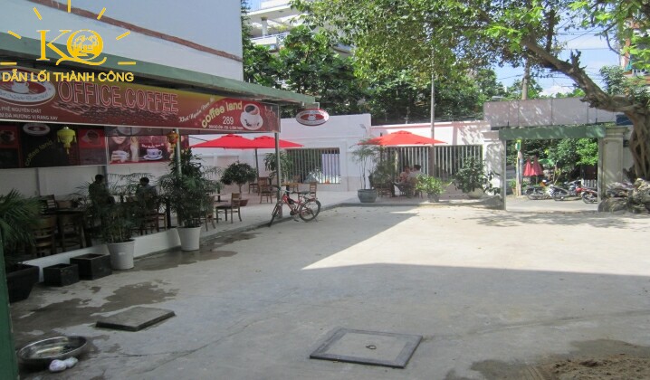 Hình chụp phía sau tòa nhà