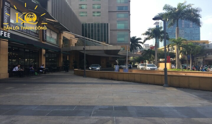 Phía trước Kumho Asiana Plaza