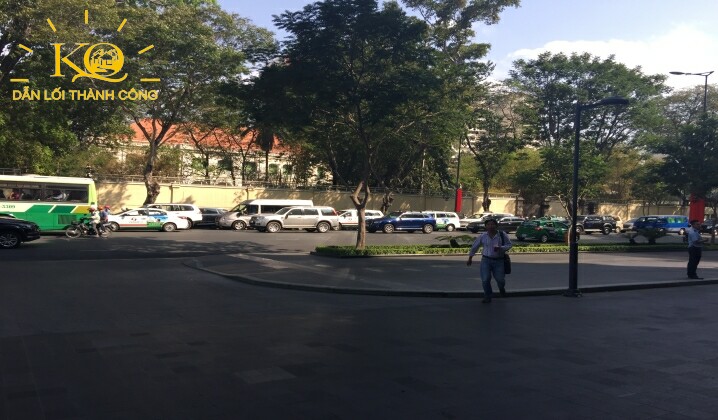 Con đường trước toà nhà