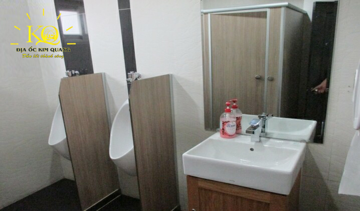 Địa ốc Kim Quang | Cho thuê văn phòng quận 1 Star Building toilet Toilet bên trong Star building sạch sẽ